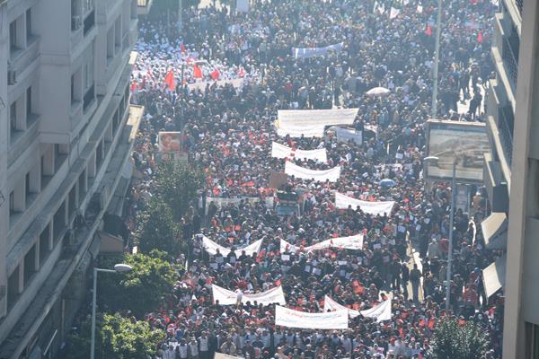 أزيد من (ثلاثمائة ألف) مشارك في المسيرة العمالية الجماهيرية الحاشدة بمدينة الدار البيضاء دفاعا عن القدرة الشرائية والكرامة والعدالة الاجتماعية