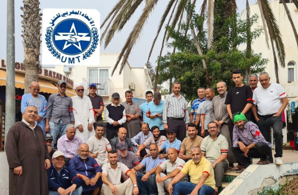 تجار منتوجات الصناعة التقليدية بمركب تافوكت بأكادير يحملون الشارة الحمراء احتجاجاً على التضييق عليهم