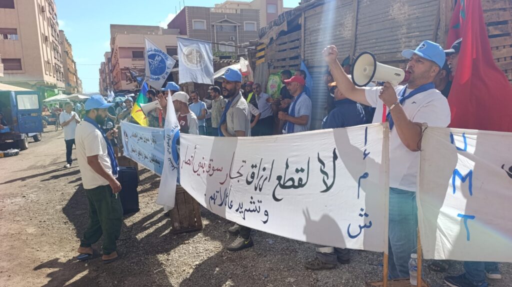 تجار سوق بني أنصار يدافعون على الحق في الاستقرار وممارسة التجارة. تجار سوق بني أنصار يدافعون على الحق في الاستقرار وممارسة التجارة.
